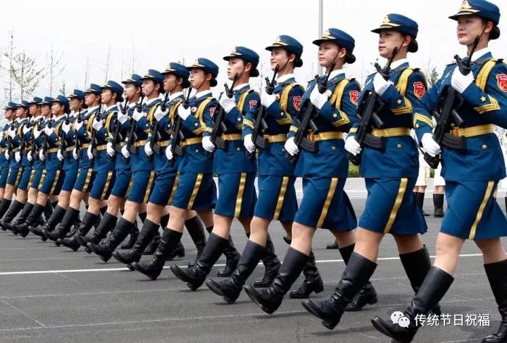 阅兵女兵军靴，展现力量与荣耀的象征