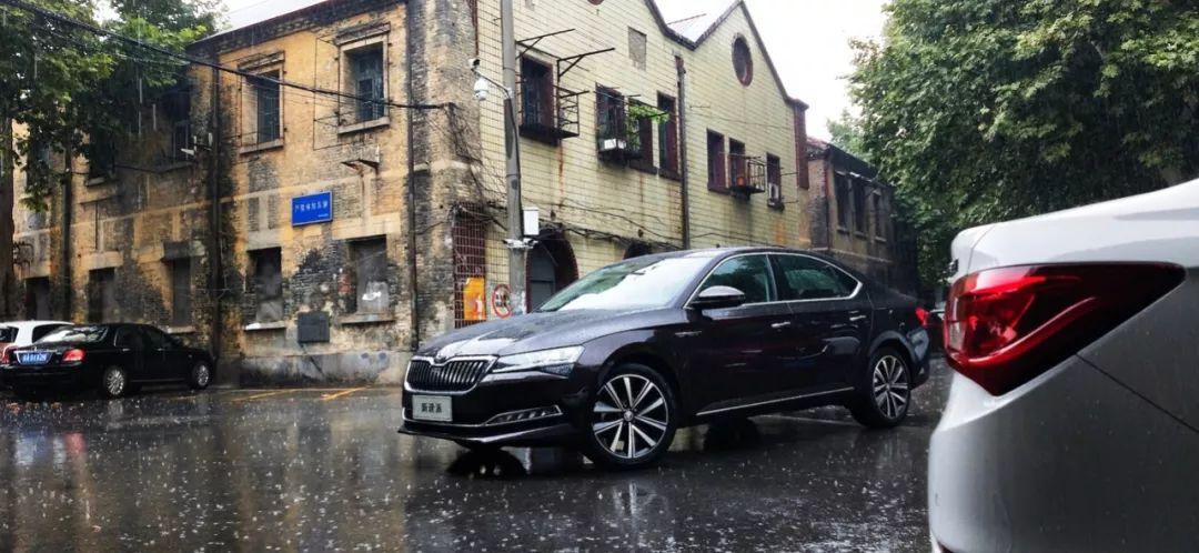 怎样更换后雨刮摆臂