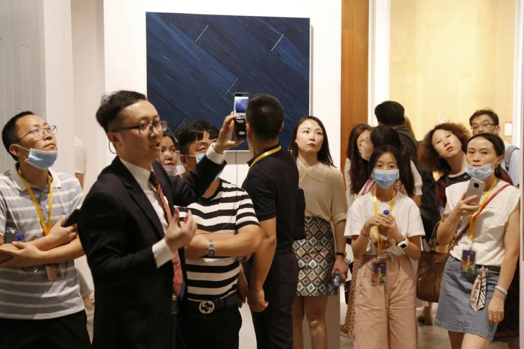 地板与门的搭配效果图，家居美学的关键要素