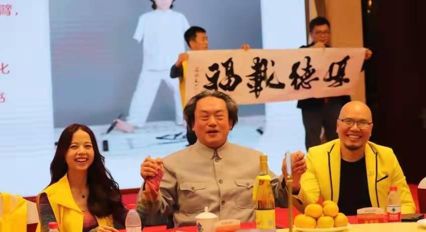 香蕉与饮料，美味与健康的选择