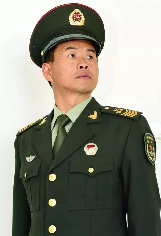 四级军士长的待遇，荣耀与责任并重
