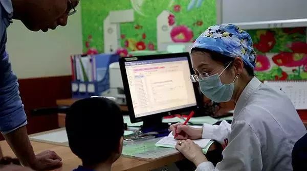儿科医院中的儿保科专家，守护儿童健康的坚实后盾
