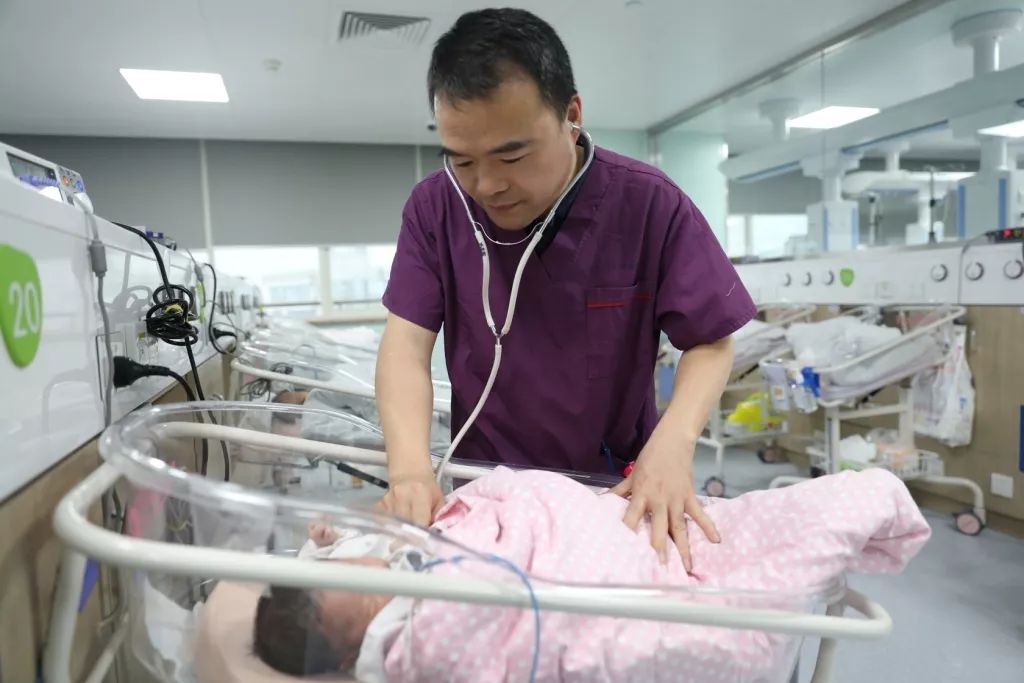 南京儿童医院早产专家团队，守护早产儿的生命线