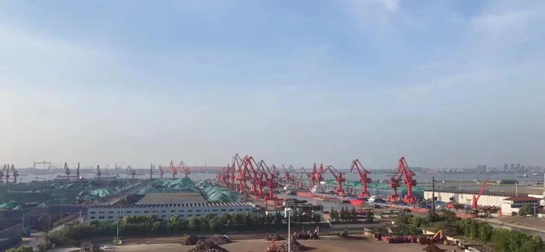 长江万吨货轮，探索中国水运的未来之路