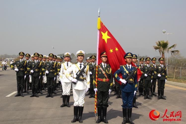 伞兵部队首次亮相阅兵，荣耀与力量的展示