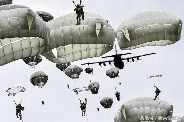 美国伞兵带枪伞降，历史、现实与争议