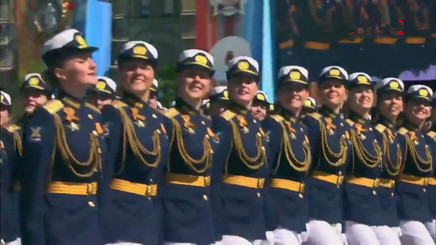 俄女伞兵阅兵视频，展现力量与荣耀的瞬间
