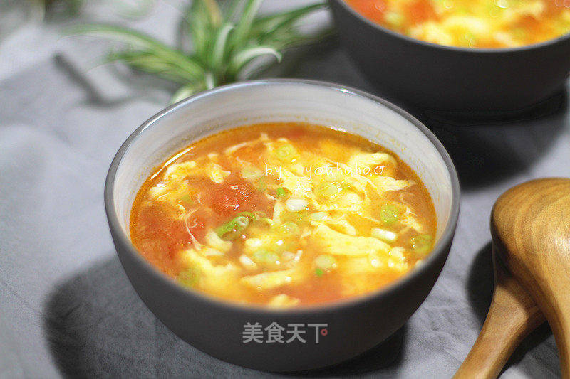 西红柿蛋花汤的绘画艺术，一道美味佳肴的视觉呈现