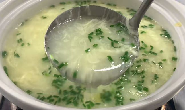 毛豆榨菜蛋花汤，一道家常美食的烹饪与品味