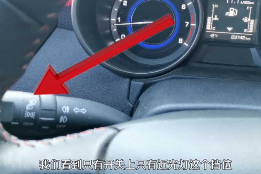 近光灯亮起图标，驾驶安全的指引与象征