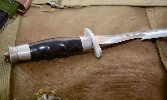 伞兵刀与军刀，性能、用途与优劣比较