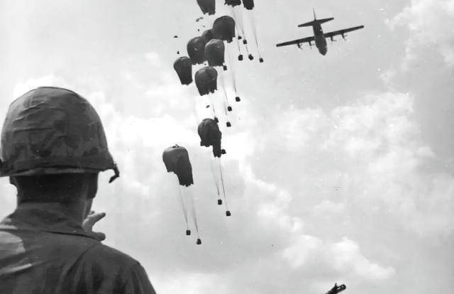 二战伞兵形象，英勇无畏，壮志凌云的战士