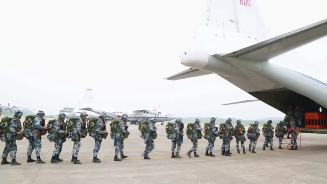 伞兵空投仓，空降兵的重要装备与战术应用